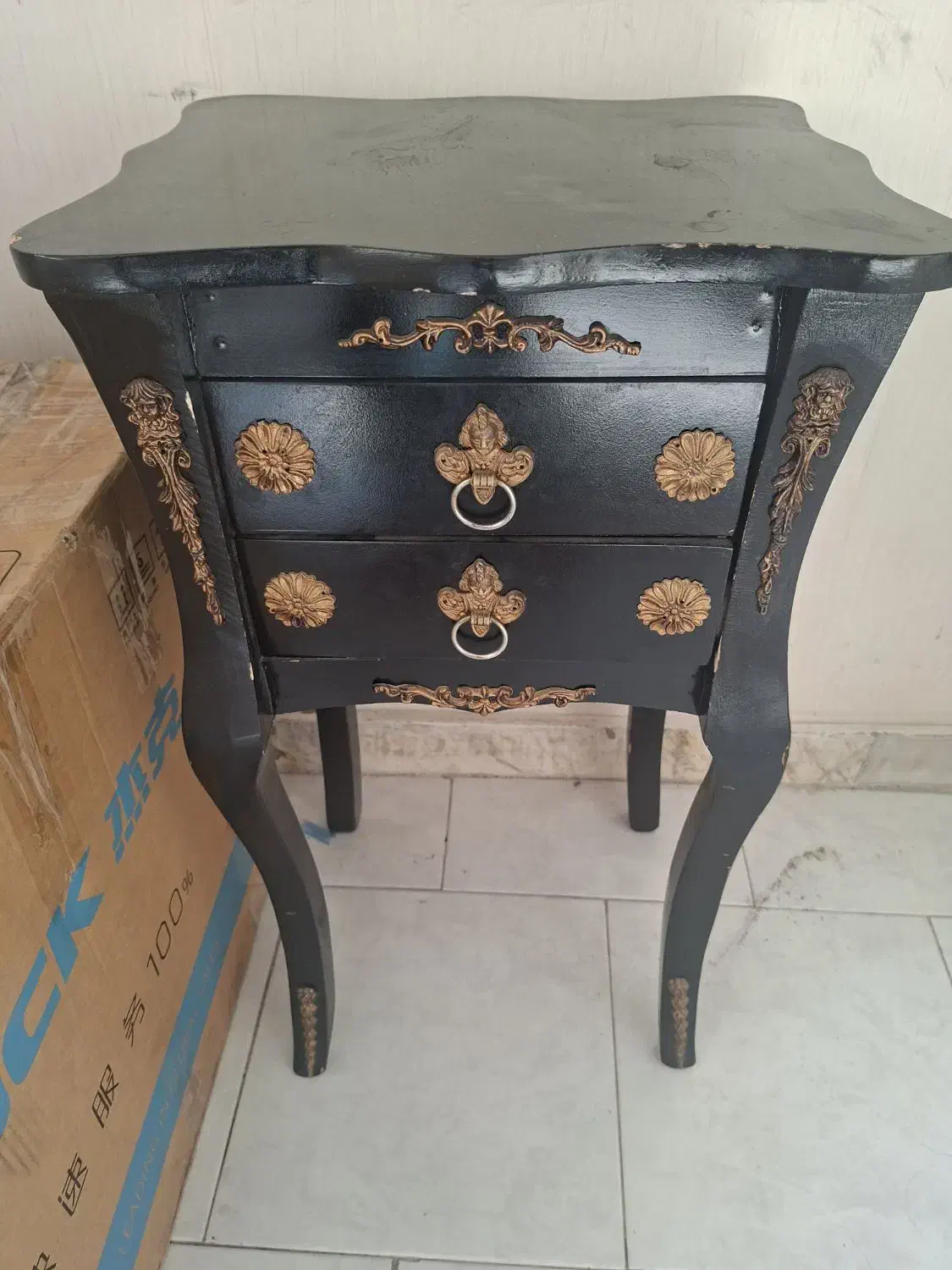 میز تلفن|میز تلفن|تهران, فلسطین (میدان انقلاب)|دیوار