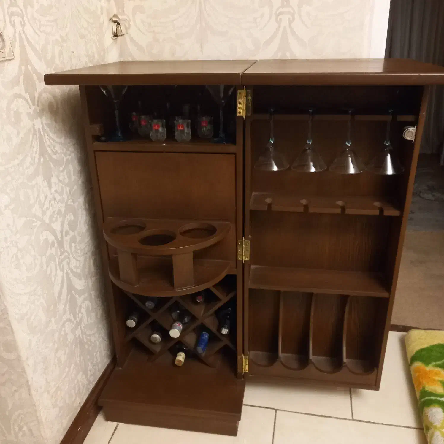 میز بار  زیبا چوب گردو  سفارش ساز  نو|بوفه، ویترین، کنسول|تهران, مینای جنوبی|دیوار