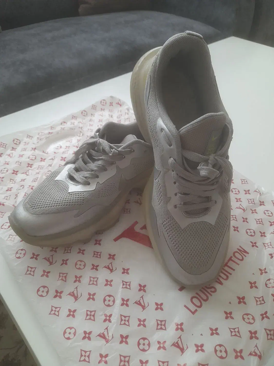 کفش اسپرت|کیف، کفش، کمربند|پرند, فاز ۶|دیوار