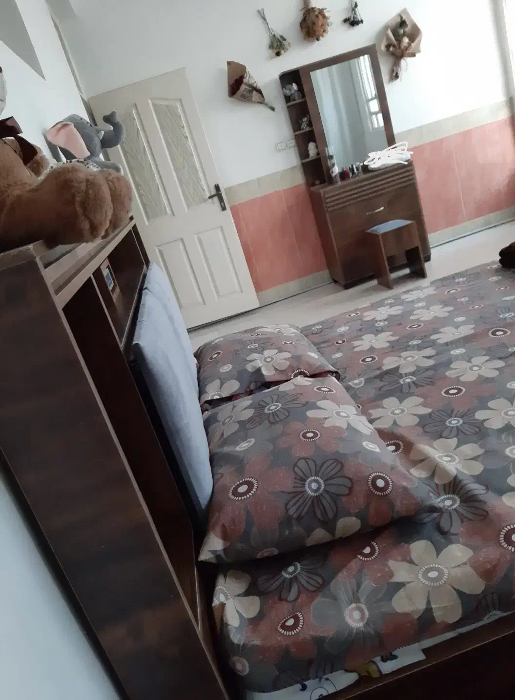 تخت دو نفره نو همراه با آینه۴کشو، صندلی و تشک|تخت و سرویس خواب|بروجرد, |دیوار