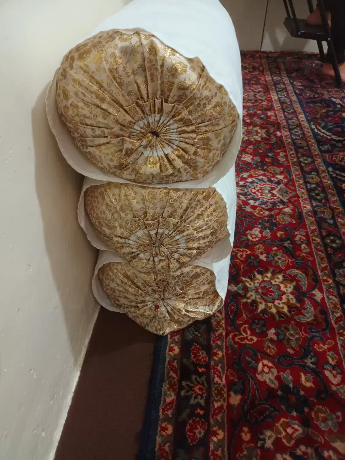 بالشت|رختخواب، بالش، پتو|هرسین, |دیوار