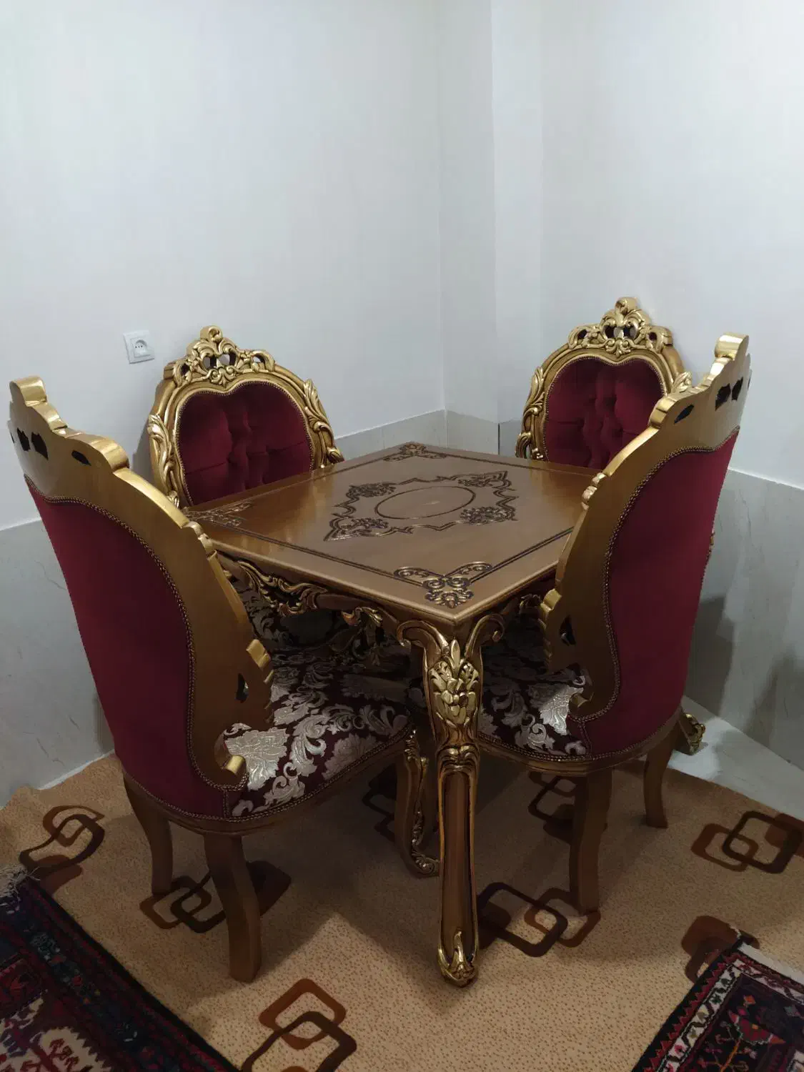 میز صندلی چهار نفره|میز و صندلی غذاخوری|صحنه, |دیوار