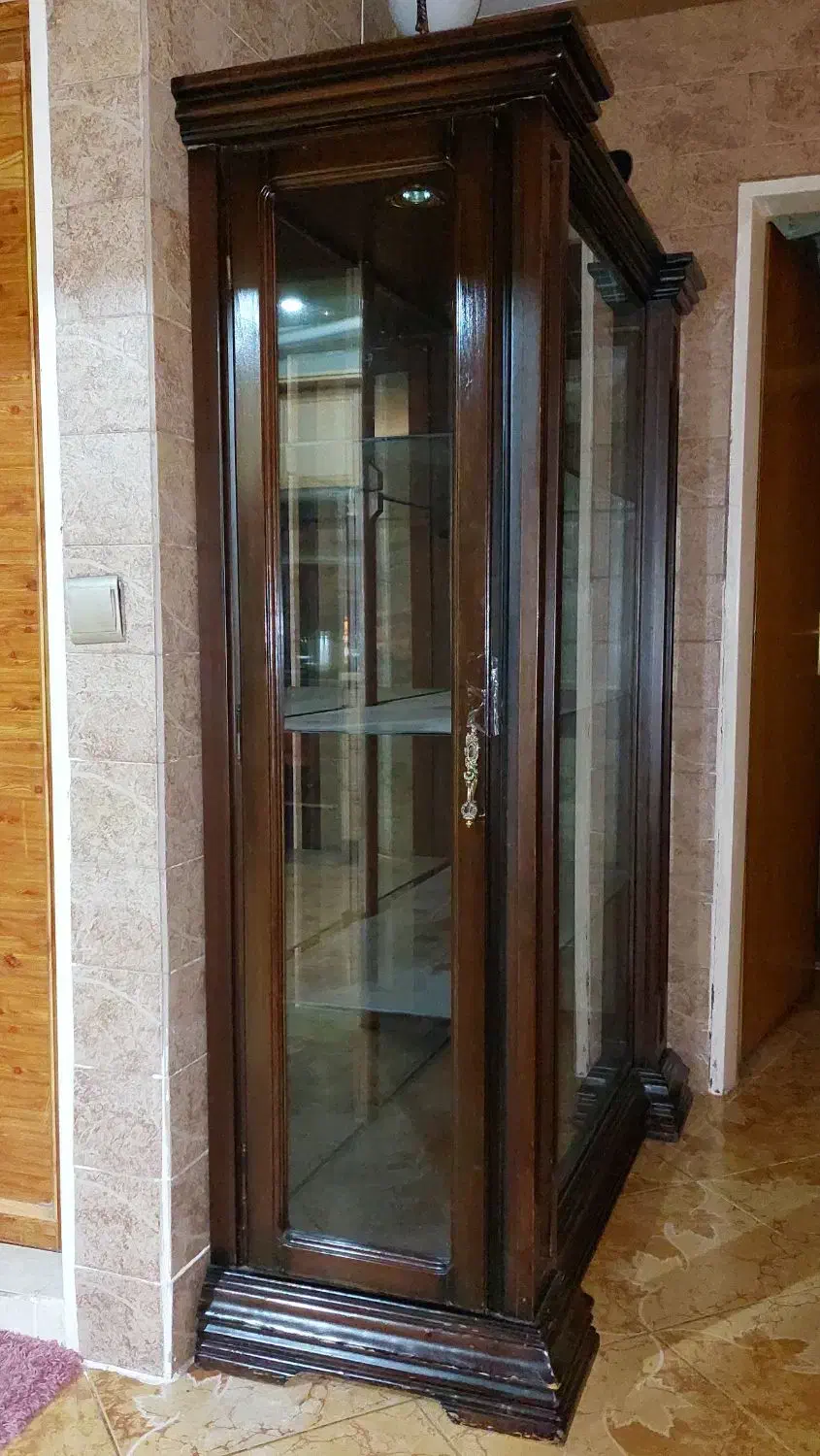 بوفه ویترین کمد جاکفشی گلدان گل مصنوعی صندلی|بوفه، ویترین، کنسول|تهران, فلسطین (میدان انقلاب)|دیوار