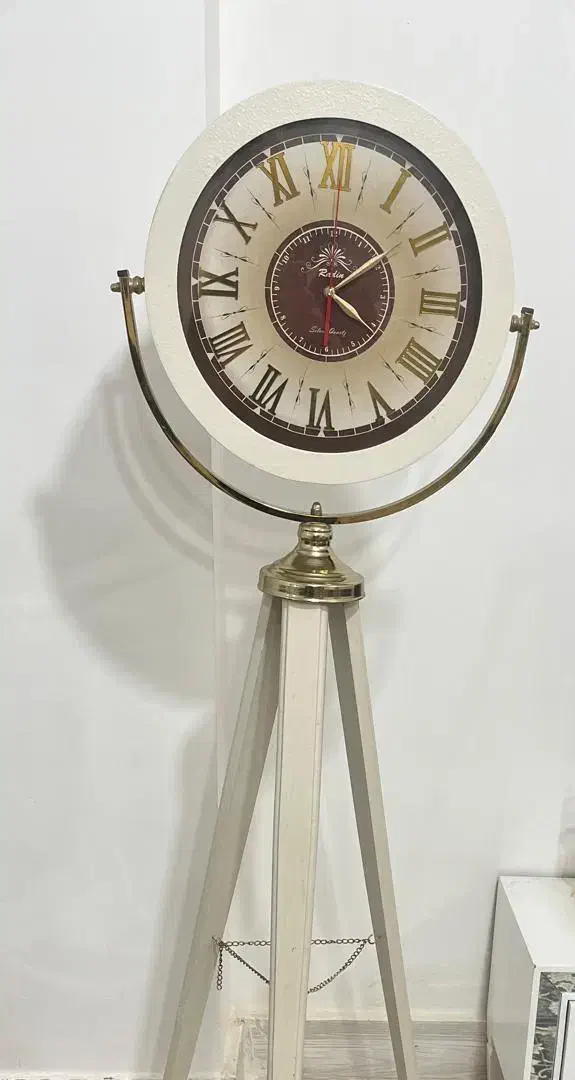 ساعت ایستاده نو و سالم هست|ساعت دیواری و تزئینی|زاهدان, |دیوار