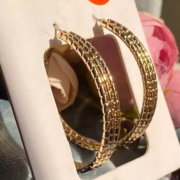 گالری آوین|لباس|بروجرد, |دیوار