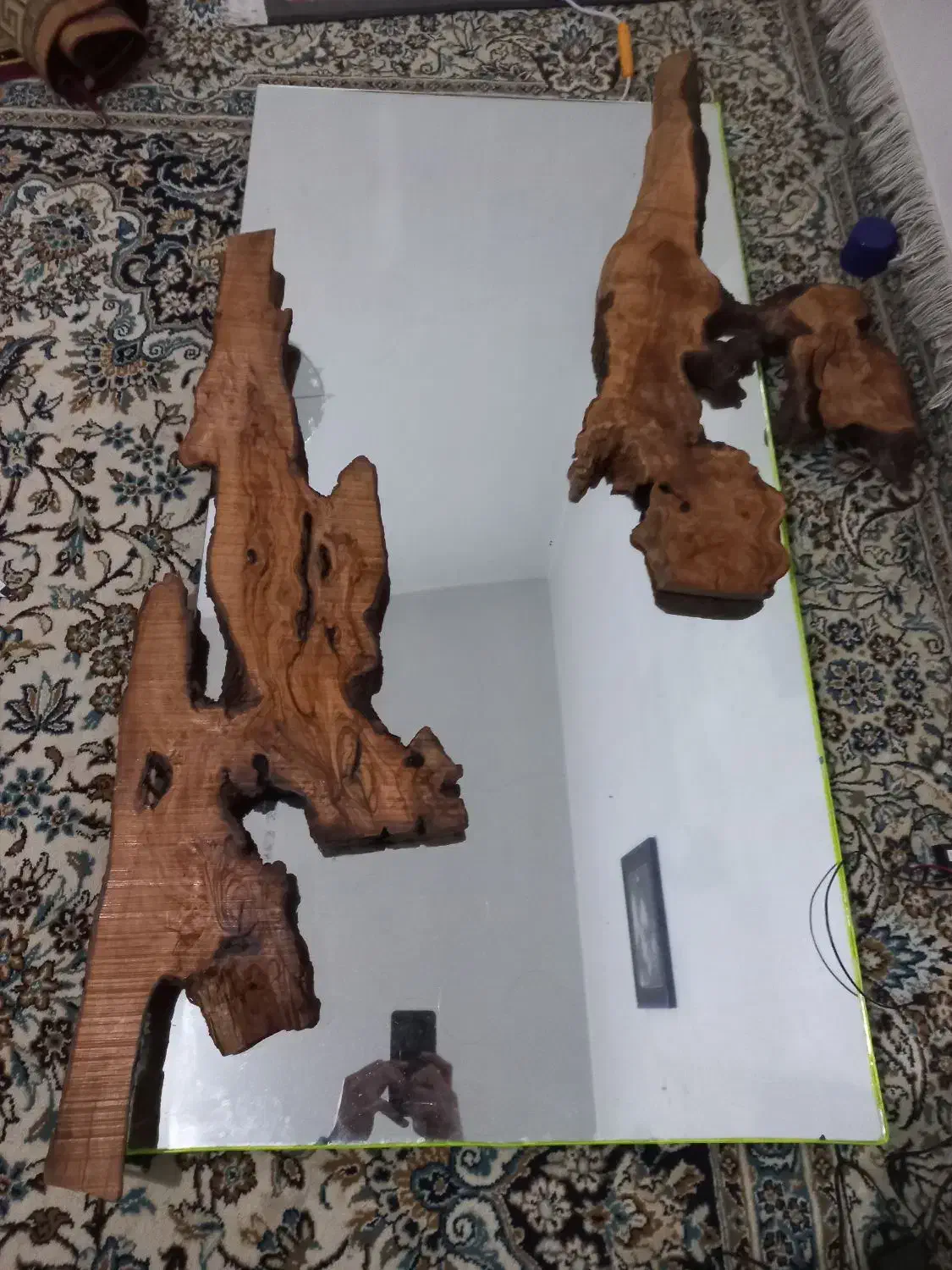 ایینه چوبی با نور مخفی زرد و الوایر|آینه|اصفهان, باغ نگاره|دیوار