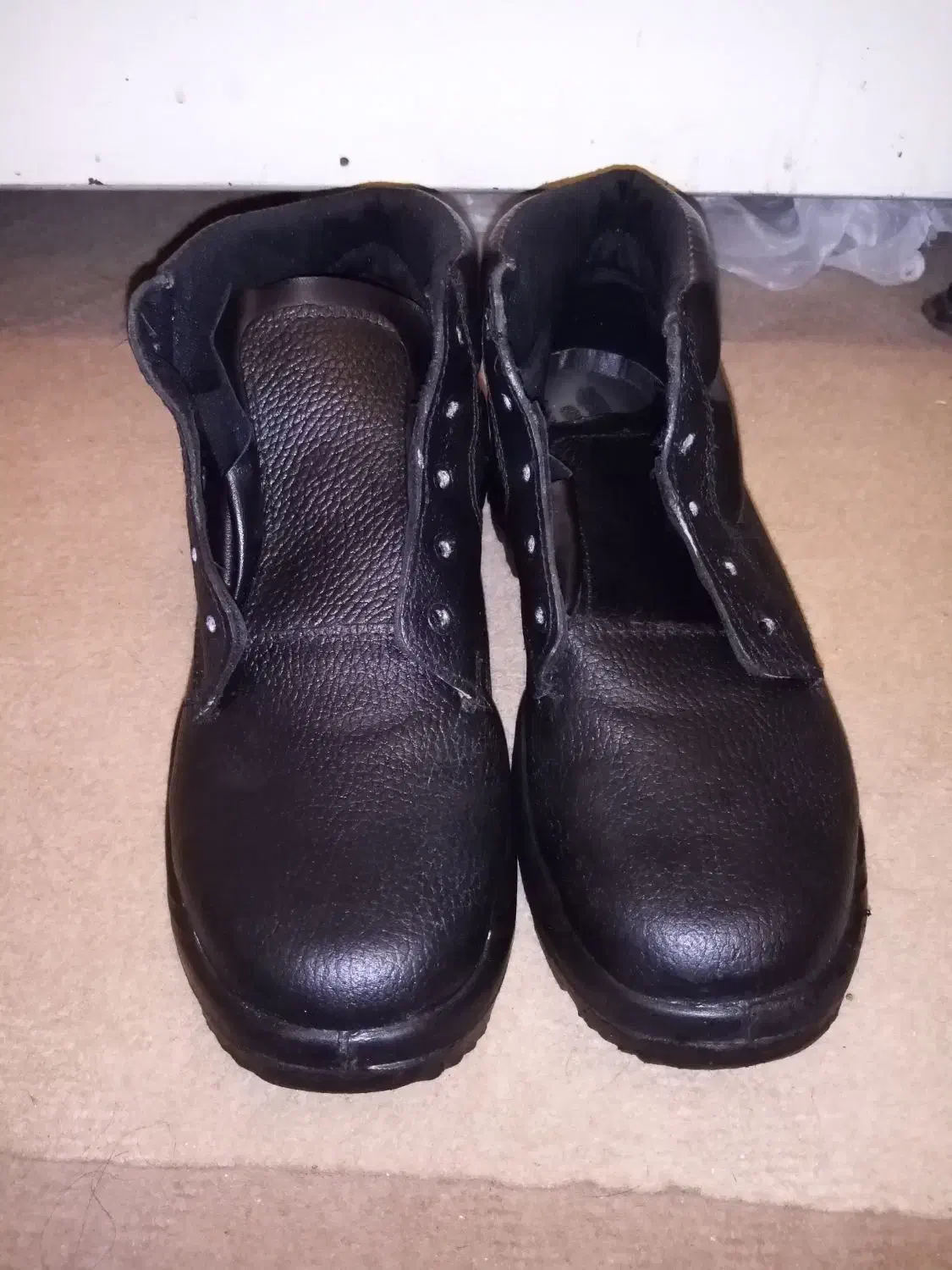 کفش کار|کیف، کفش، کمربند|آبکوه, |دیوار