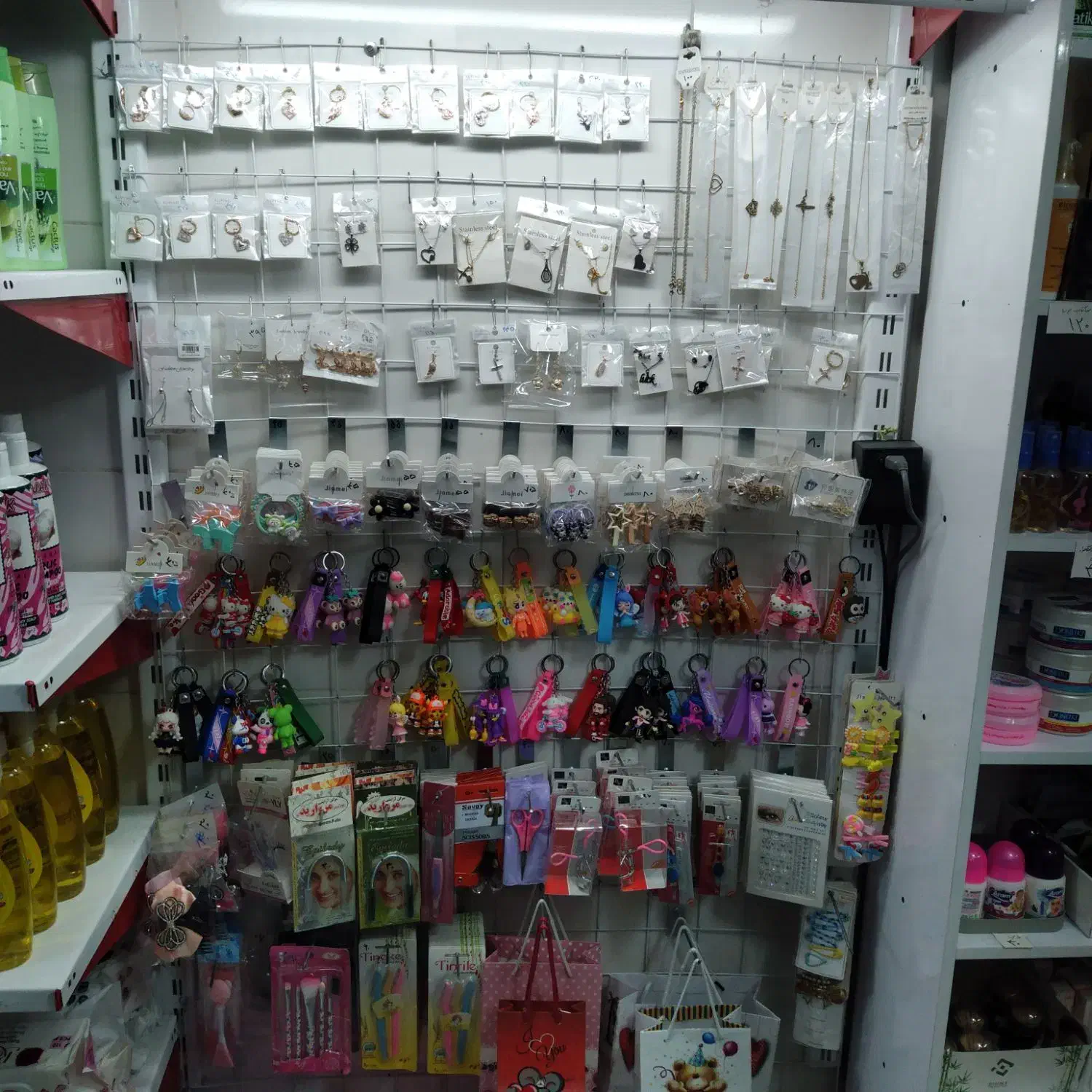 شوینده و آرایشی و بهداشتی|مواد شوینده و دستمال کاغذی|نیشابور, میدون بار|دیوار