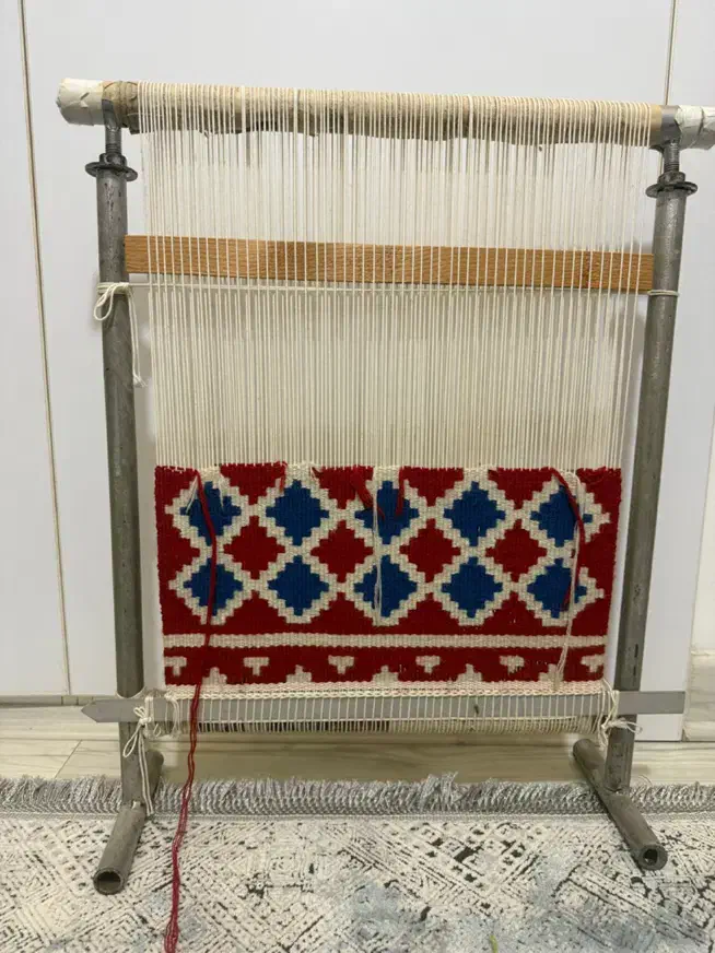 دو عدد دار گلیم چله کشی شده ونخ و ابزار بافت ونقشه|لوازم خیاطی و بافتنی|رشت, گلباغ نماز|دیوار