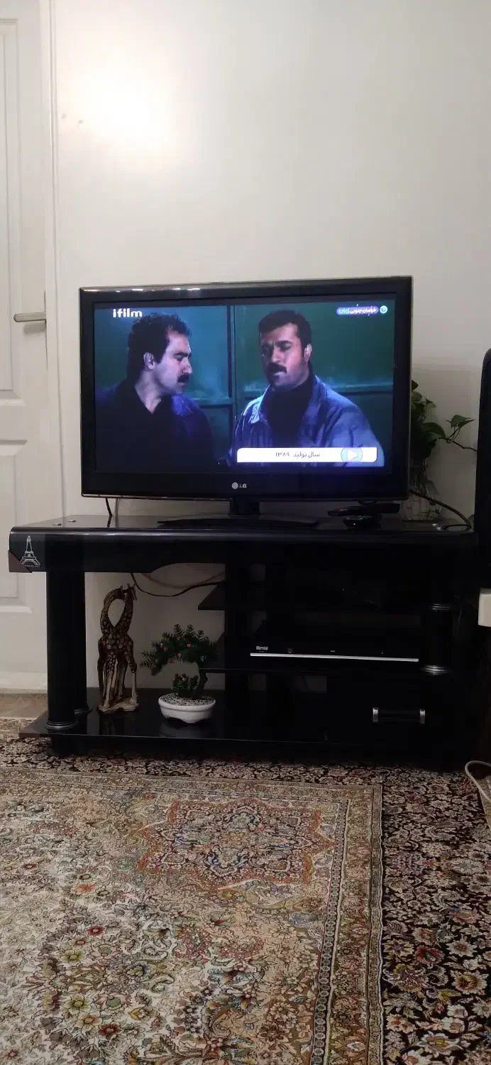 تلویزیون ال ای دی 32 ال جی با میز|تلویزیون و پروژکتور|تهران, آزادشهر|دیوار