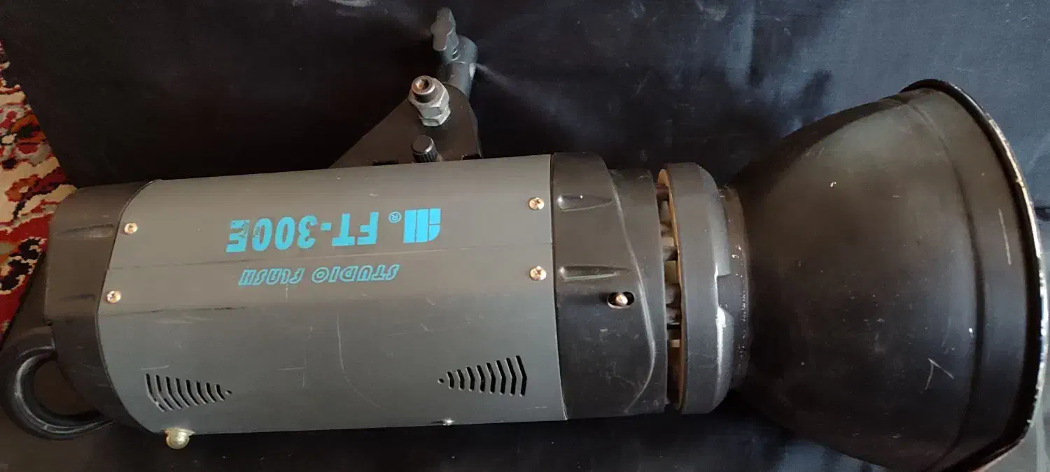 فلش عکاسی ۳۰۰فوتوتک|دوربین عکاسی و فیلمبرداری|صدرا-فارس, فاز ۱|دیوار