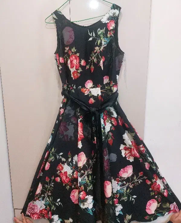 پیراهن مجلسی|لباس|تبریز, |دیوار