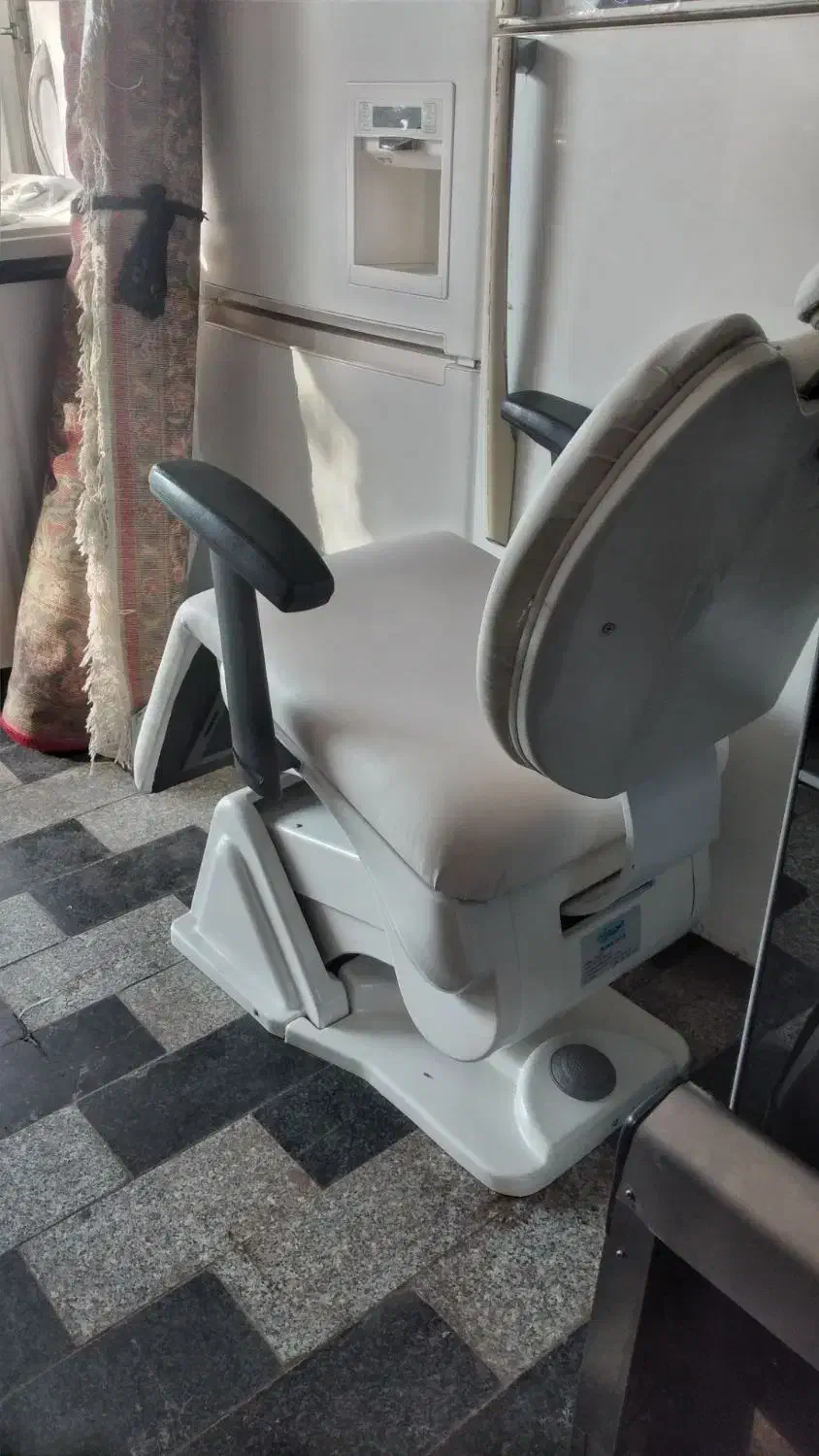 صندلی برقی|آرایشگاه و سالن‌های زیبایی|ساری, |دیوار