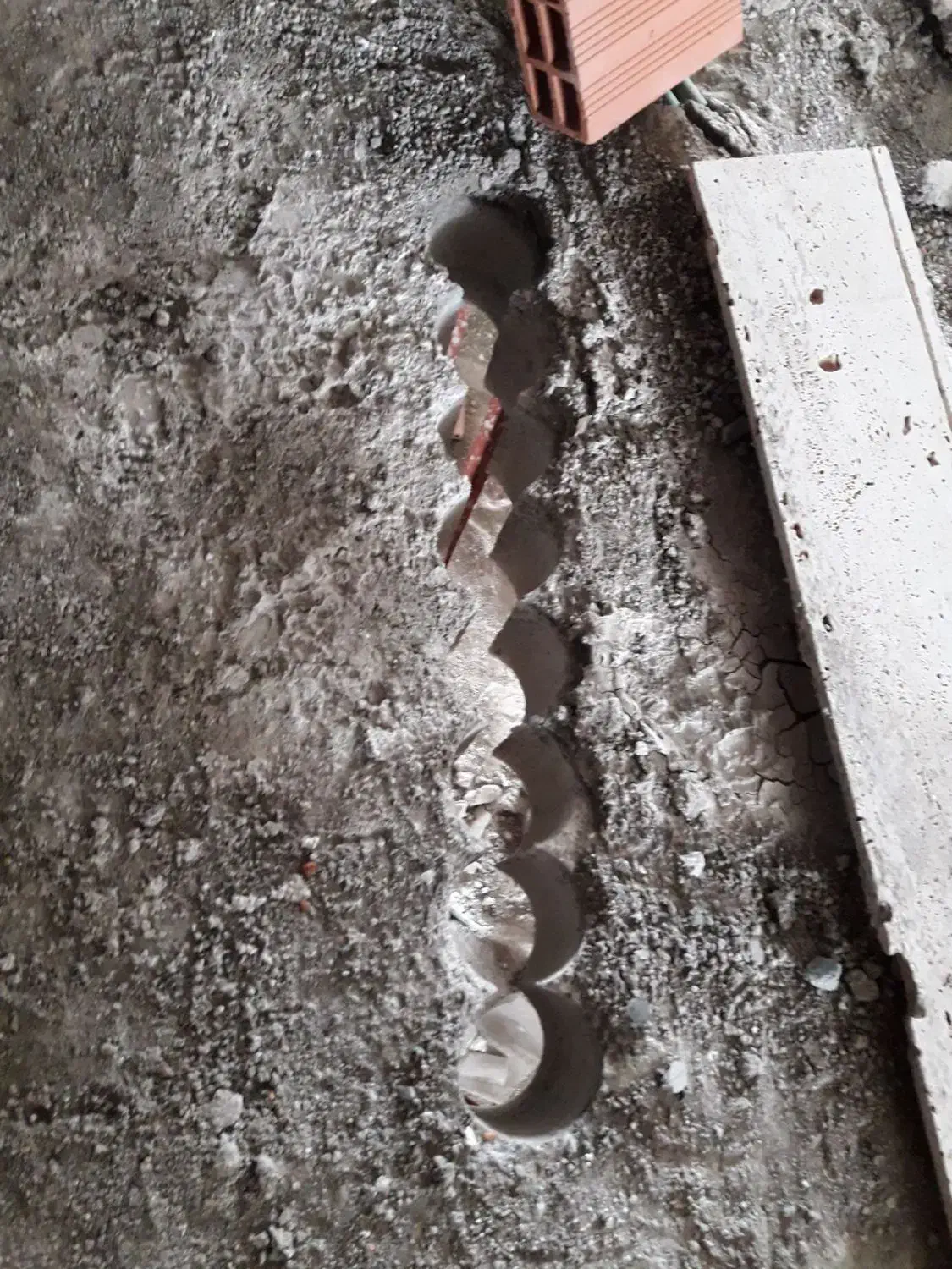 خدمات کر گیری سوراخ کاری وبرش کاری بتن کنی|خدمات پیشه و مهارت|اردبیل, |دیوار