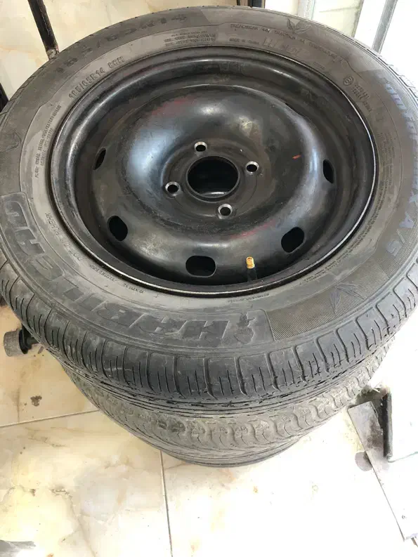 تعدادی رینگ و لاستیک|قطعات یدکی و لوازم جانبی|رشت, شکار اسطلخ|دیوار