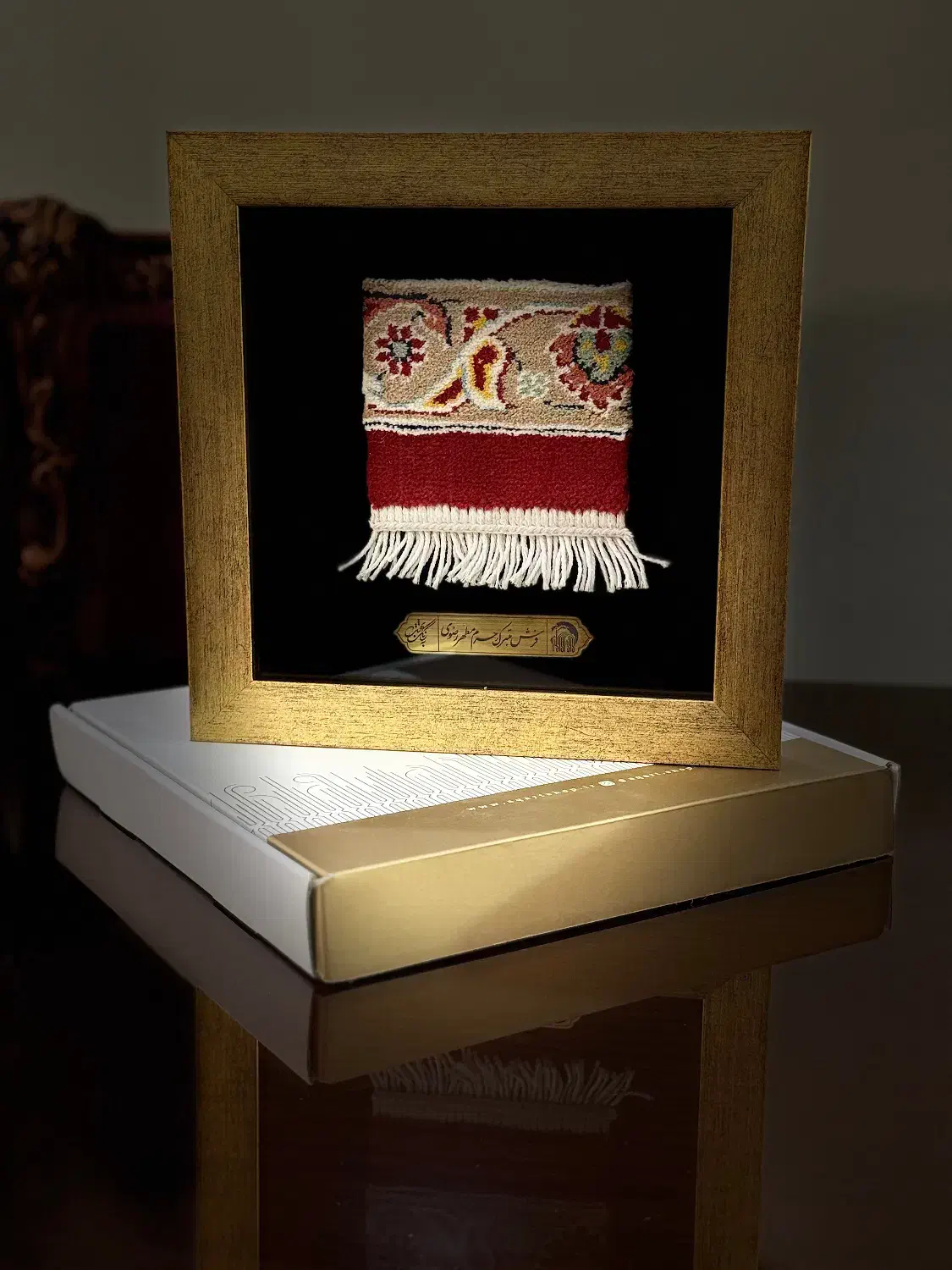 قاب فرش متبرک حرم امام رضا(ع) طرح ریشه|تابلو فرش|تهران, نیلوفر|دیوار