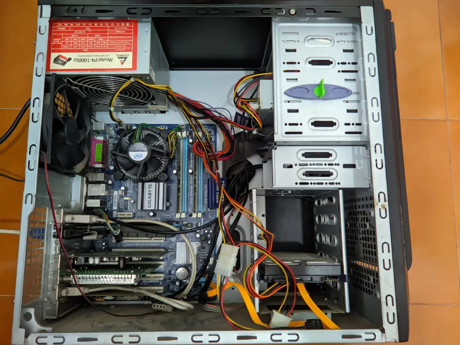 کامپیوتر رو میزی با کارت دیتا و تصویر به همراه میز|رایانه رومیزی|رشت, صفاری|دیوار