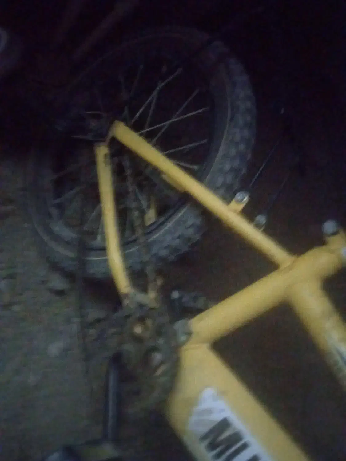 دوچرخه|دوچرخه، اسکیت، اسکوتر|خاش, |دیوار