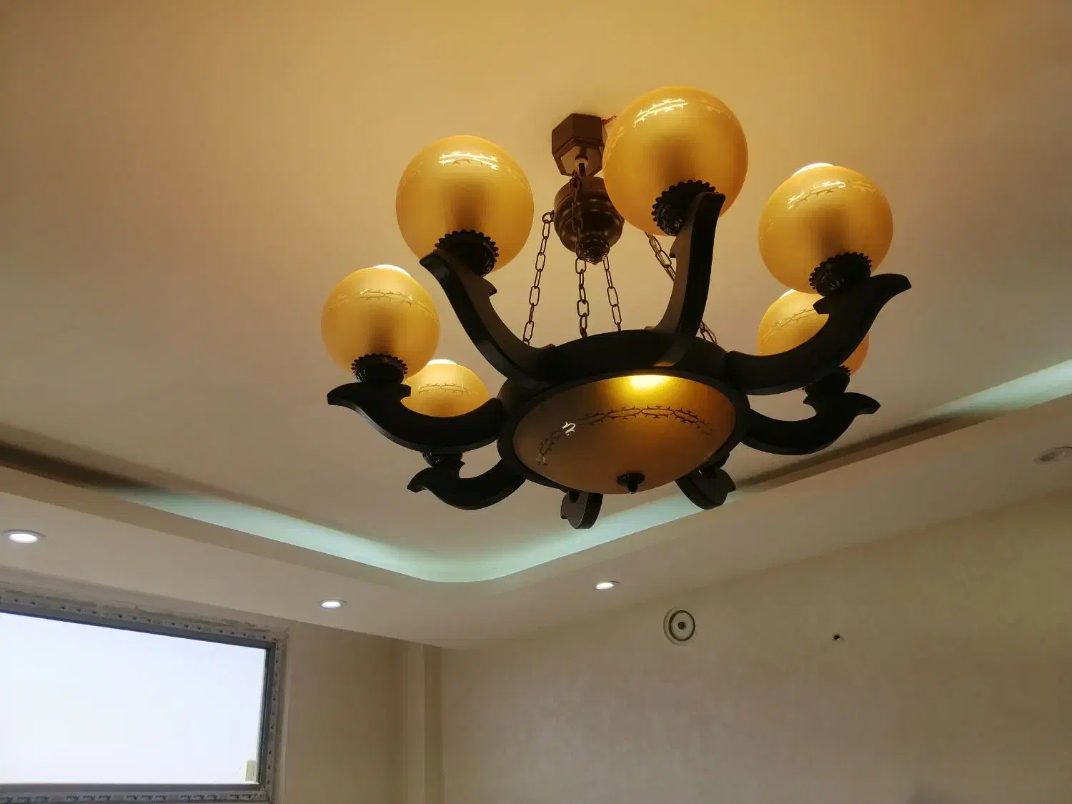 لوستر چوبی طرح رومی|لوستر و چراغ آویز|اصفهان, کوی ولی عصر|دیوار