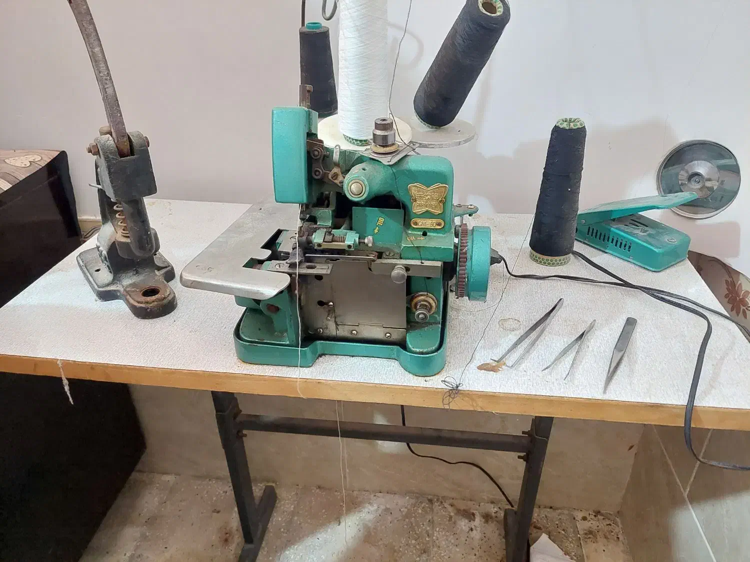 چرخ سردوز پروانه سه نخ|چرخ خیاطی و ریسندگی|درودزن, |دیوار