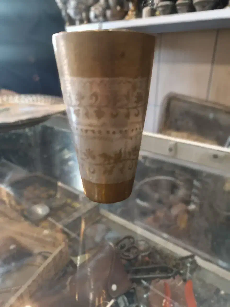 لیوان برنجی قلم|کلکسیون اشیاء عتیقه|بروجن, |دیوار