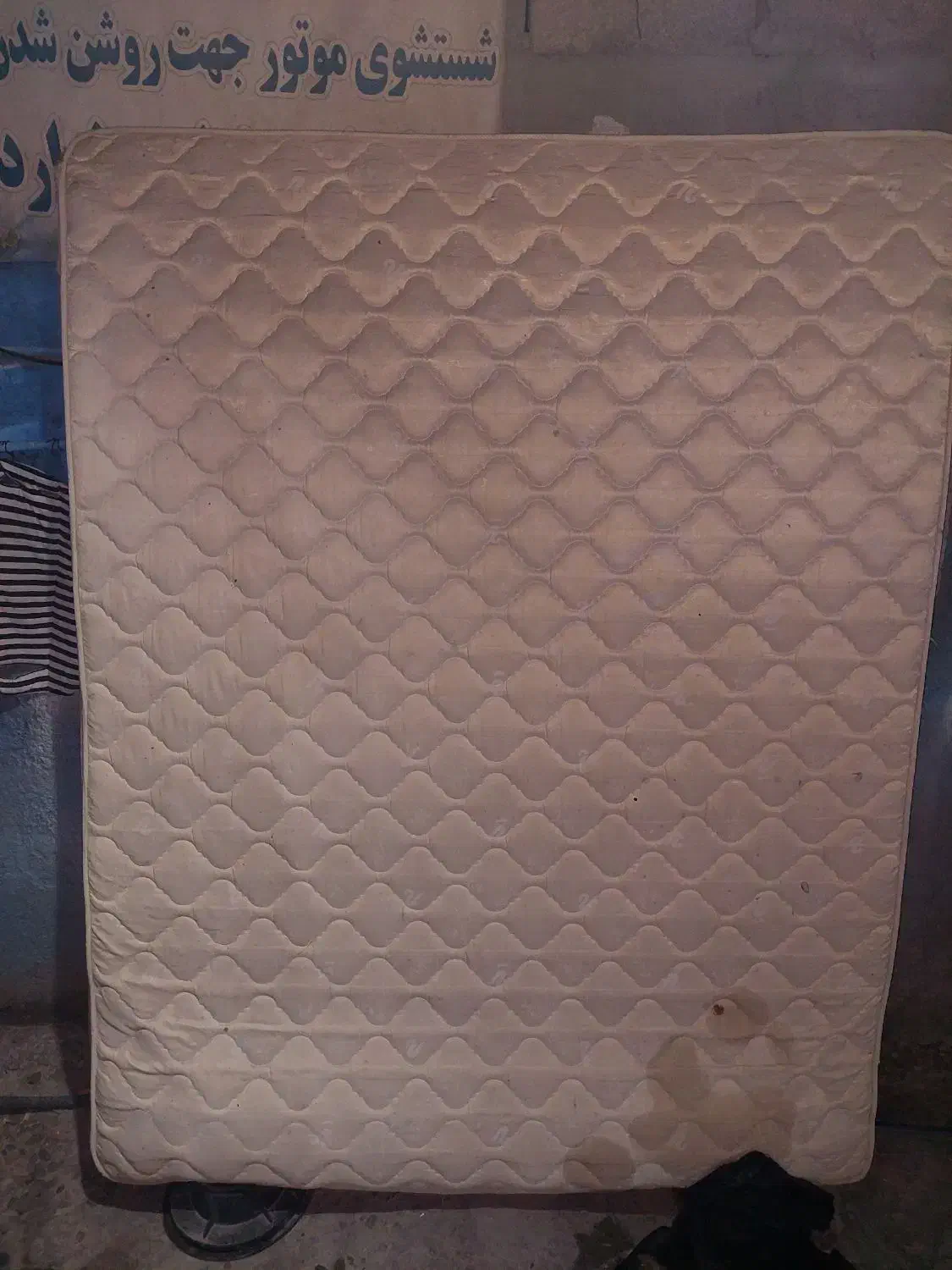 تشک تخت دو نفره و کمد فلزی ایستاده قدیمی|تشک تختخواب|کرمان, |دیوار