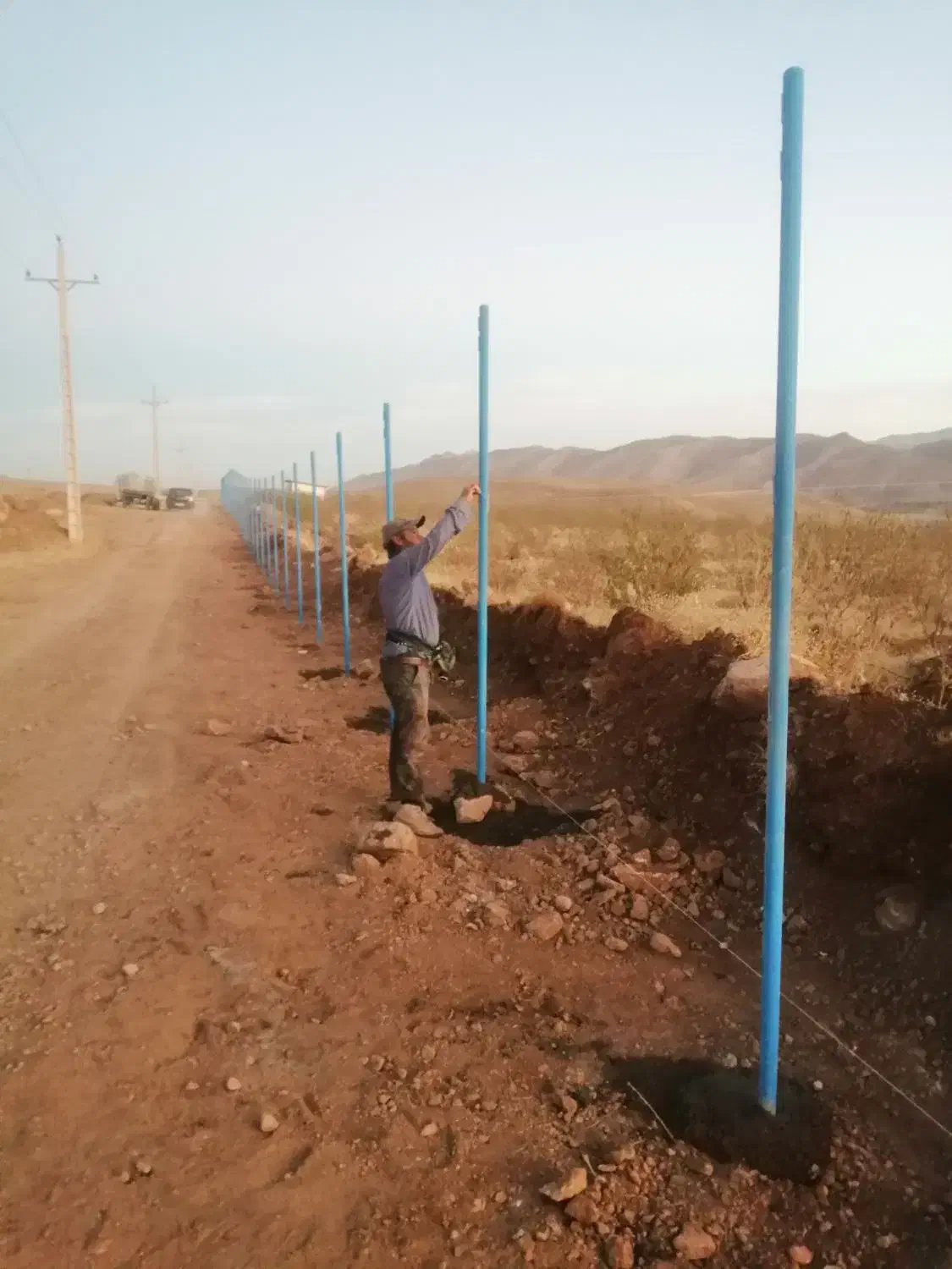 اجرای کامل .فنس کشی.سیم خاردار(باغ وزمین کشاورزی)|خدمات پیشه و مهارت|سامان, |دیوار