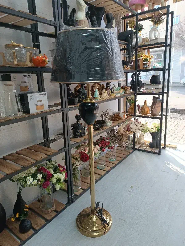 آباژور کنار سالنی|چراغ خواب و آباژور|تبریز, |دیوار