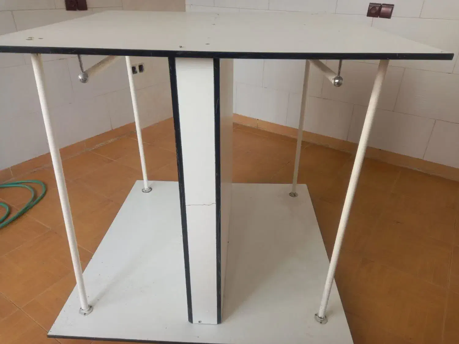 قفسه چوبی مناسب لباس و وسیله های دیگه|کتابخانه، شلف، قفسههای دیواری|اراک, |دیوار