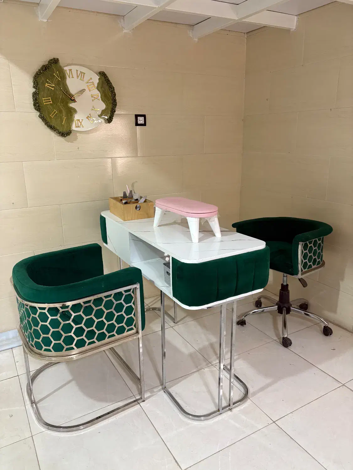 تجهیزات سالن زیبایی|آرایشگاه و سالن‌های زیبایی|اقبالیه, |دیوار