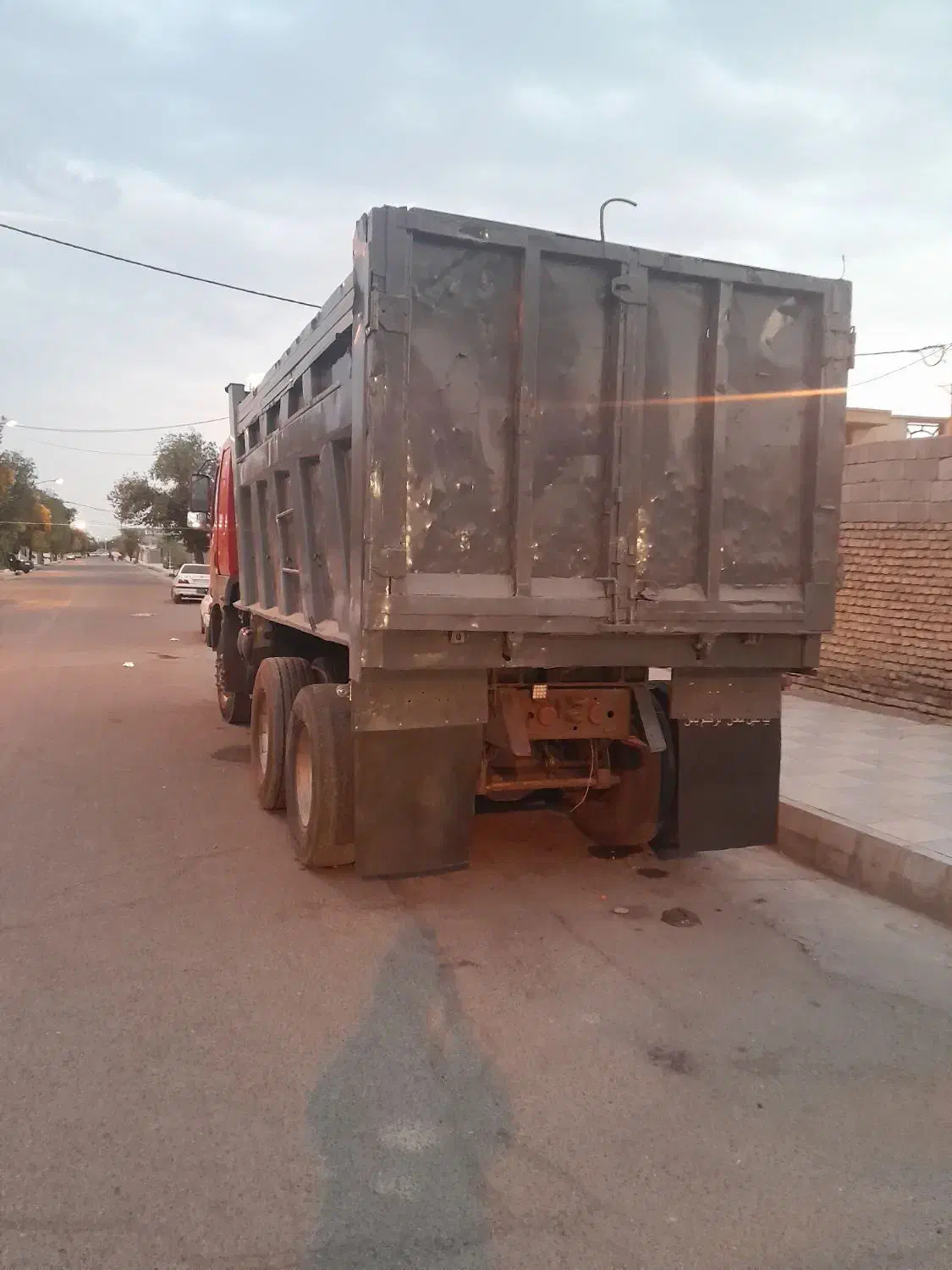 یک کامیون ده چرخ کمپرسی کاویان مدل ۹۰|خودرو سنگین|بافت, |دیوار