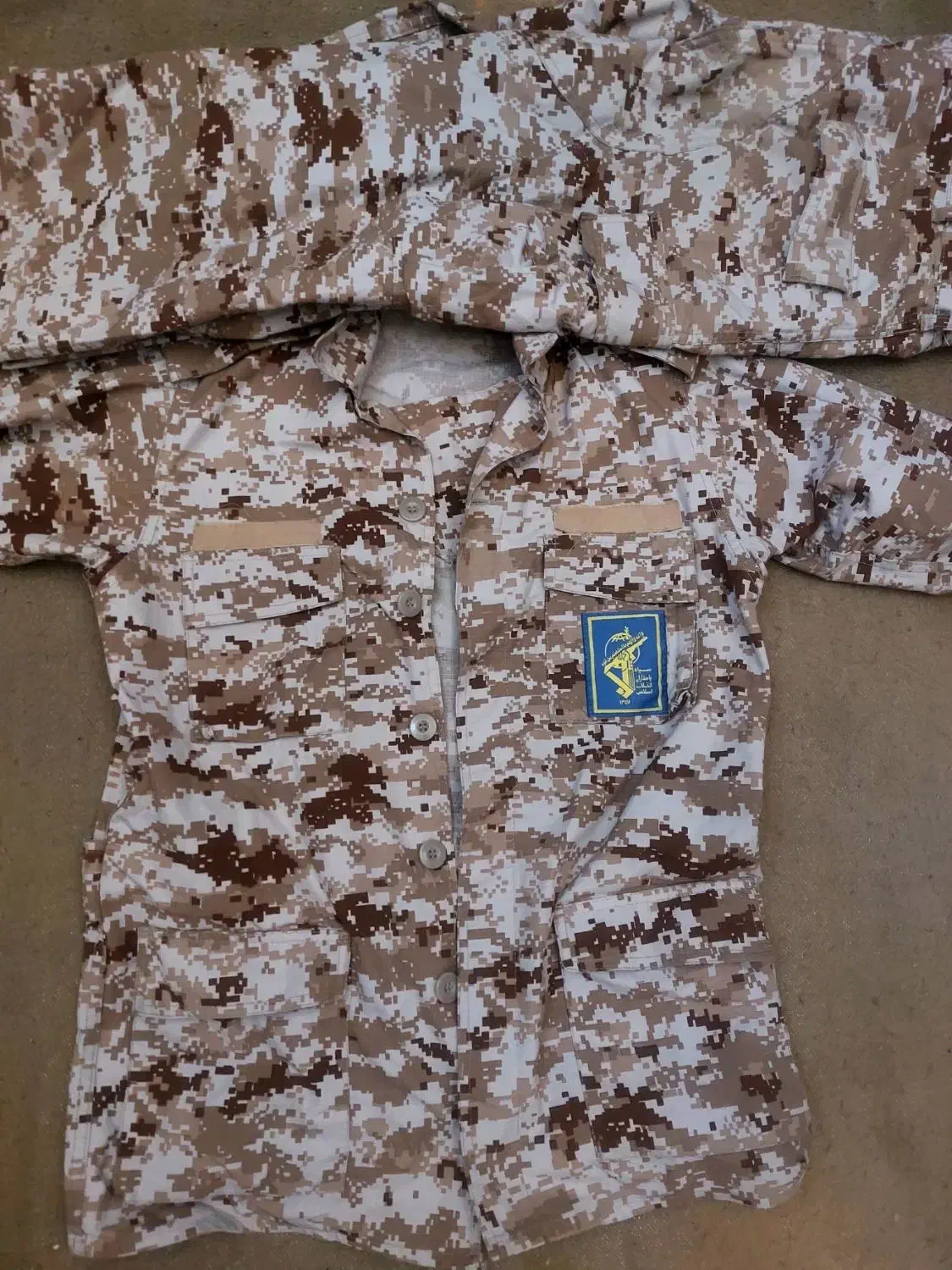 لباس نظامی خاکی|لباس|شیراز, سرو|دیوار