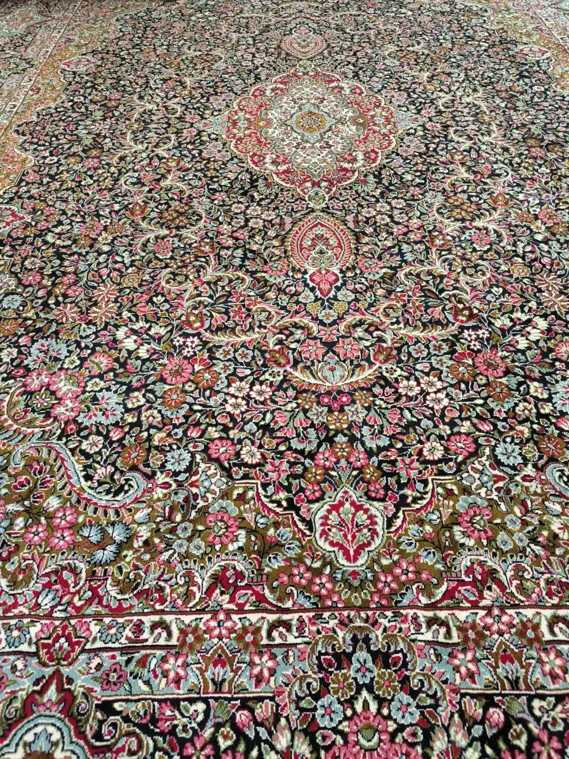 دو عدد قالی سه در چهار وکناره|فرش|سیرجان, |دیوار