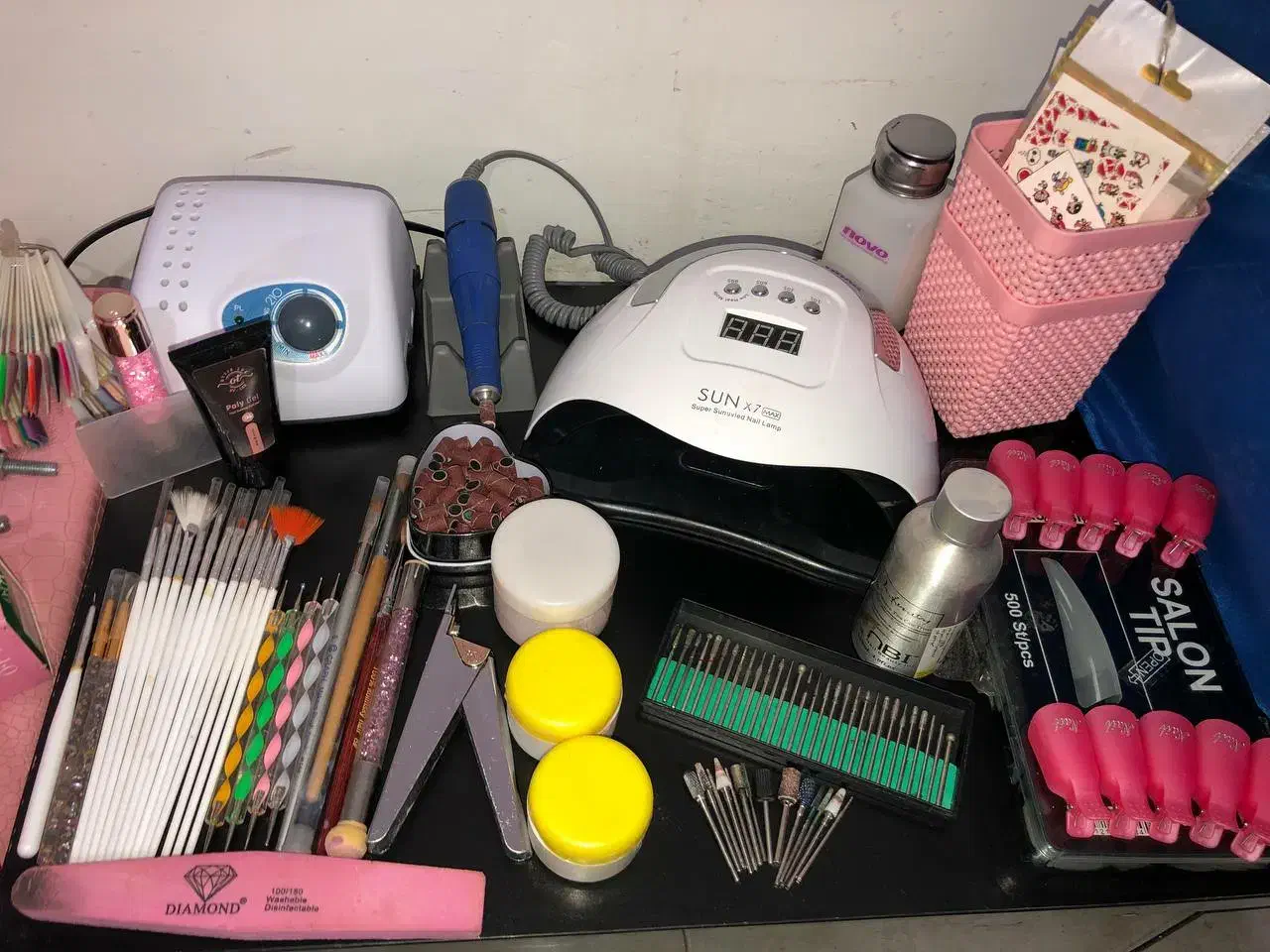 وسایل کاشت ناخن|آرایشگاه و سالن‌های زیبایی|بومهن, |دیوار