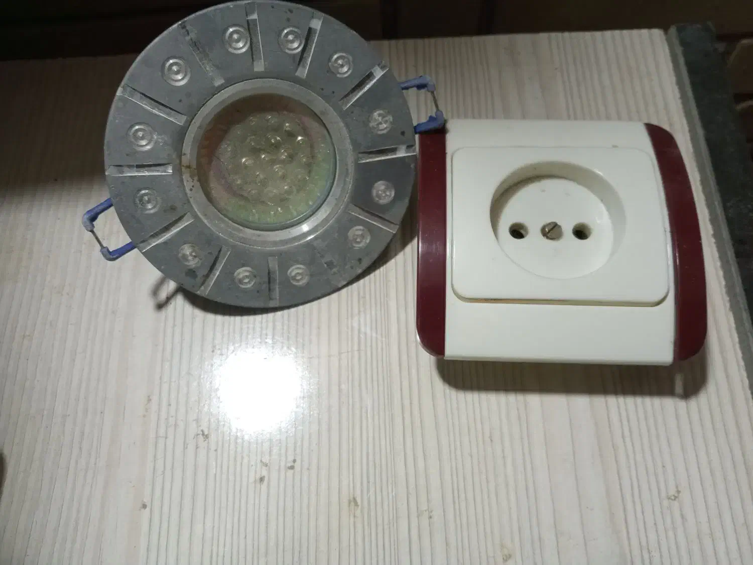 کلید پریز و لامپ هالوژن|مصالح و تجهیزات ساختمان|نیشابور, بزرگمهر|دیوار