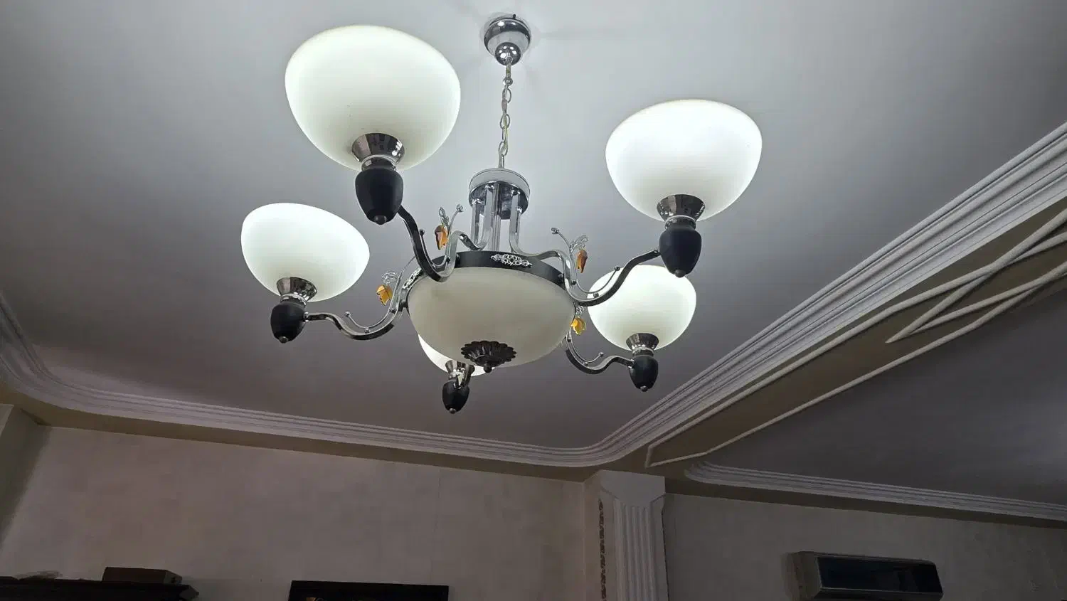 لوستر شش شاخه|لوستر و چراغ آویز|رشت, کوی بیانی|دیوار