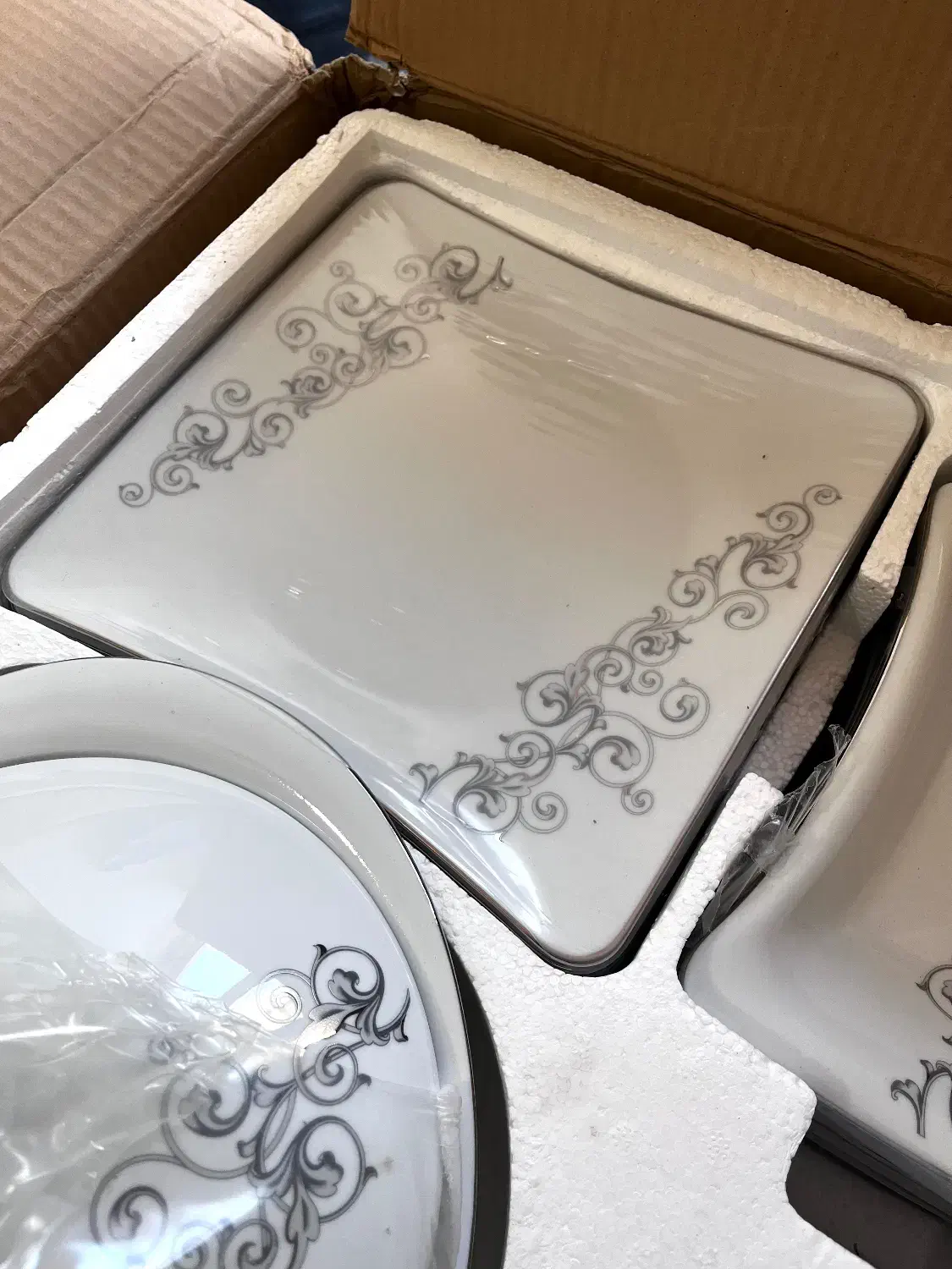 سرویس چینی ۹۰پارچه زرین|ظروف سرو و پذیرایی|گرگان, |دیوار