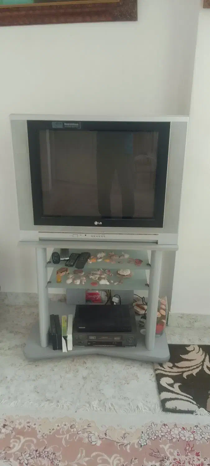 تلویزیون ومیز ومتعلقاتش|تلویزیون و پروژکتور|خشکبیجار, |دیوار