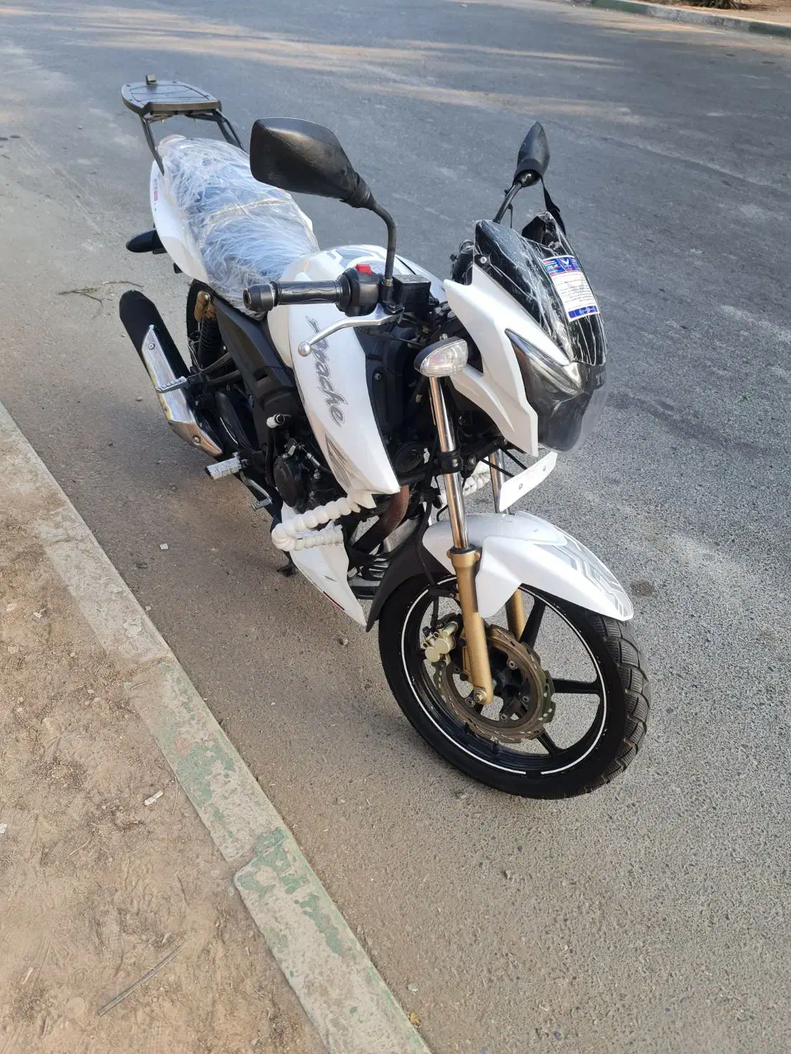 آپاچی ۱۸۰ سالم|موتورسیکلت|آفتاب, |دیوار