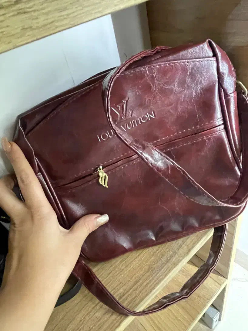 تعدادی کیف نو|کیف، کفش، کمربند|پرند, فاز ۳|دیوار