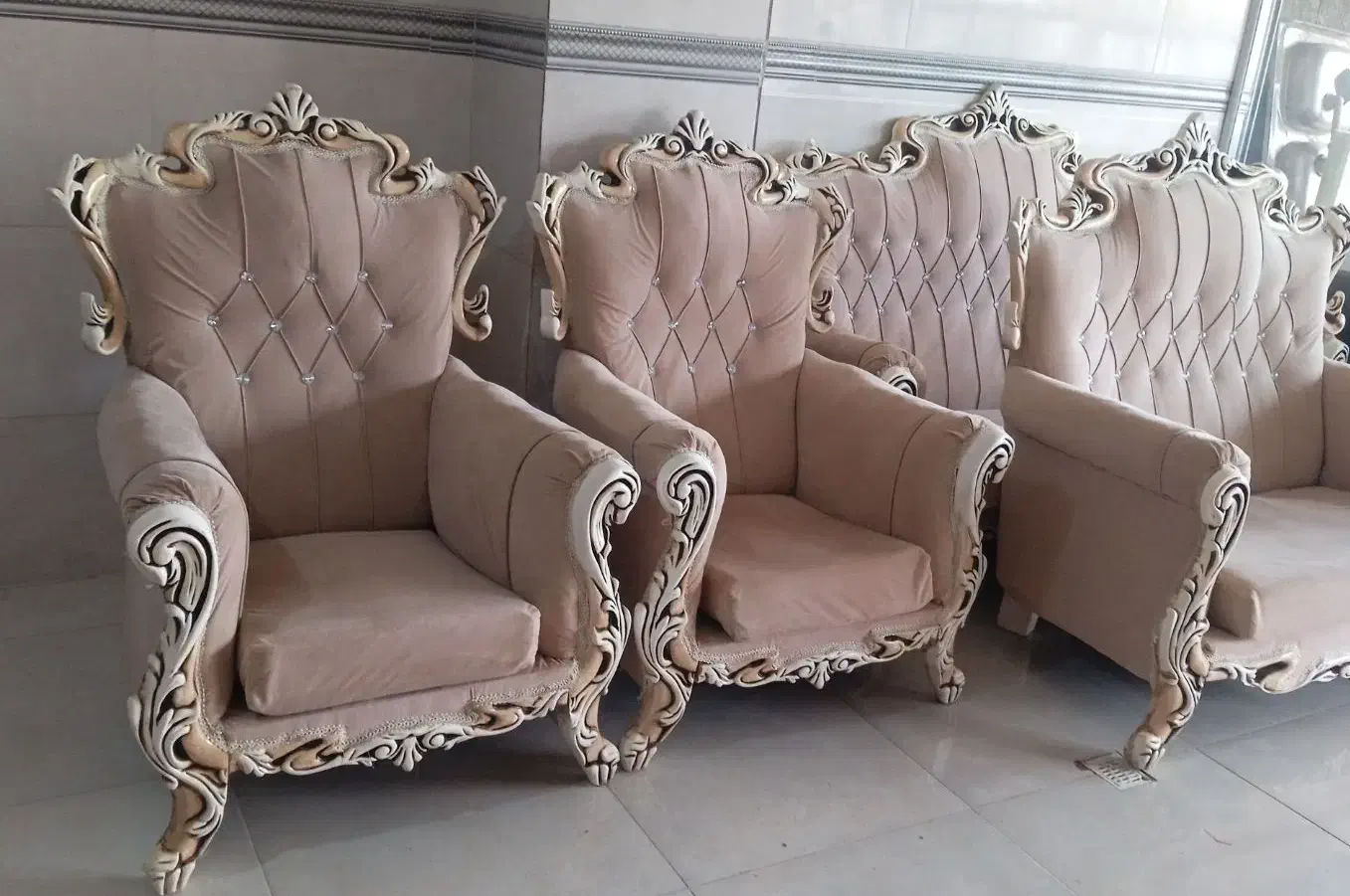 مبلمان سالم و شستشو شده|مبلمان خانگی و میز عسلی|رشت, تازه آباد|دیوار