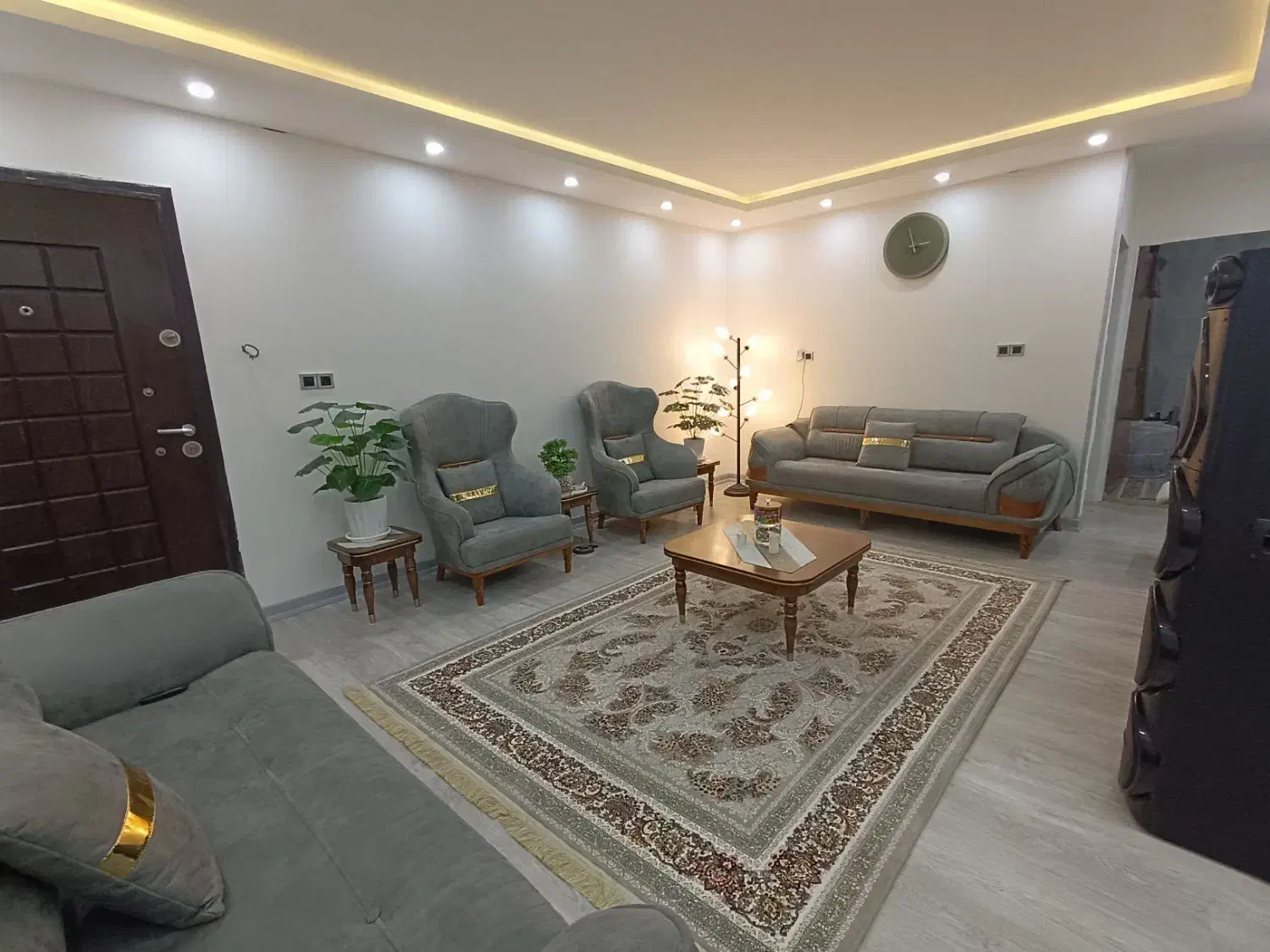 مبلمان هشت نفره پارچه چرم همراه عسلی|مبلمان خانگی و میز عسلی|بندر ماهشهر, |دیوار