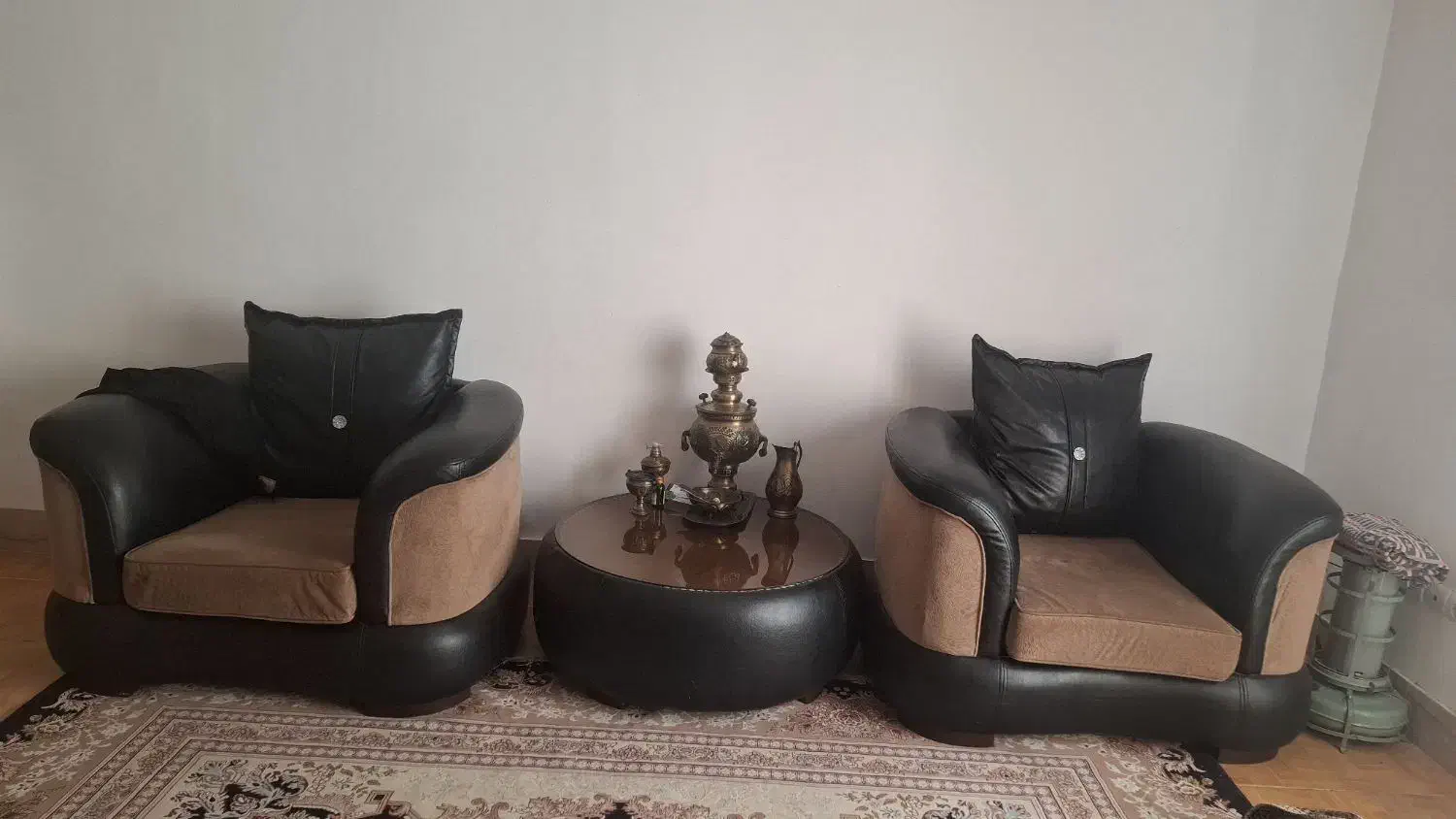 مبلمان چرم ۵نفره تمیز و شیک|مبلمان خانگی و میز عسلی|گنبد کاووس, |دیوار