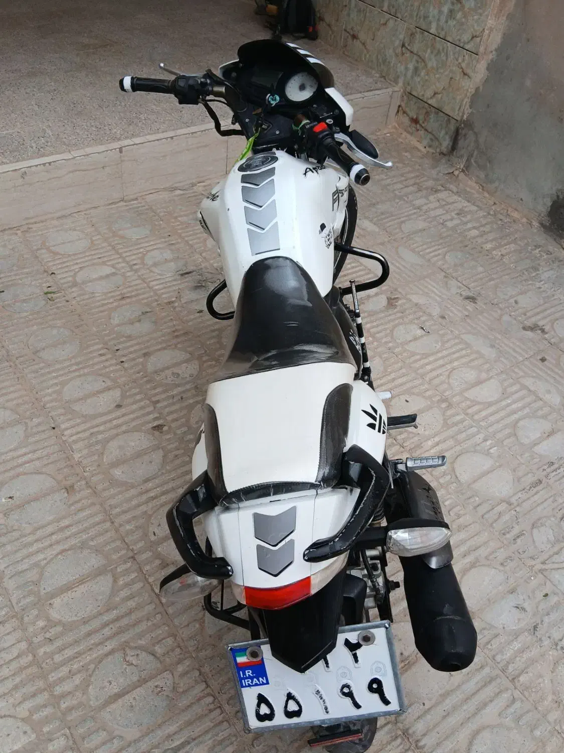 اپاچی 180|موتورسیکلت|قائن, |دیوار