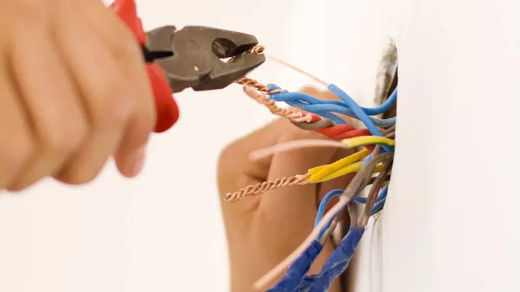 کلیه خدمات برق ساختمان . سیم‌کشی . کلید پریز|خدمات پیشه و مهارت|رودسر, |دیوار