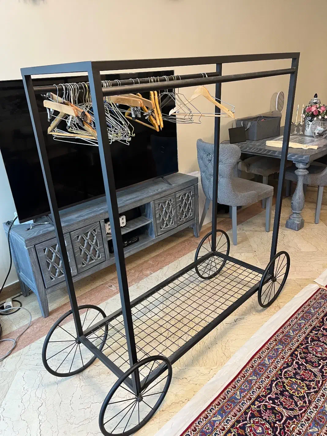 رگال کالسکه ای|بندرخت و رختآویز|ری, اقدسیه|دیوار