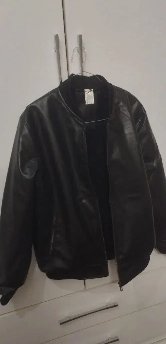 کاپشن چرم اصلی گرم گرم دار و کار شده آکبند مفت|لباس|شیروان (خراسان), |دیوار