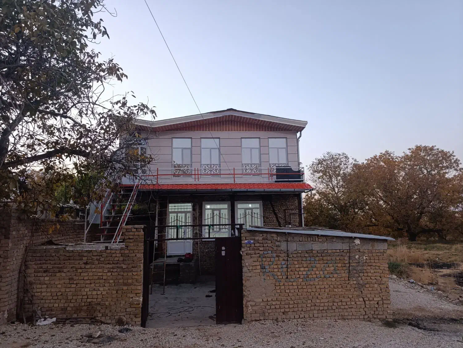 اجراو نصب شیروانی ولیعصر|خدمات پیشه و مهارت|بروجرد, |دیوار