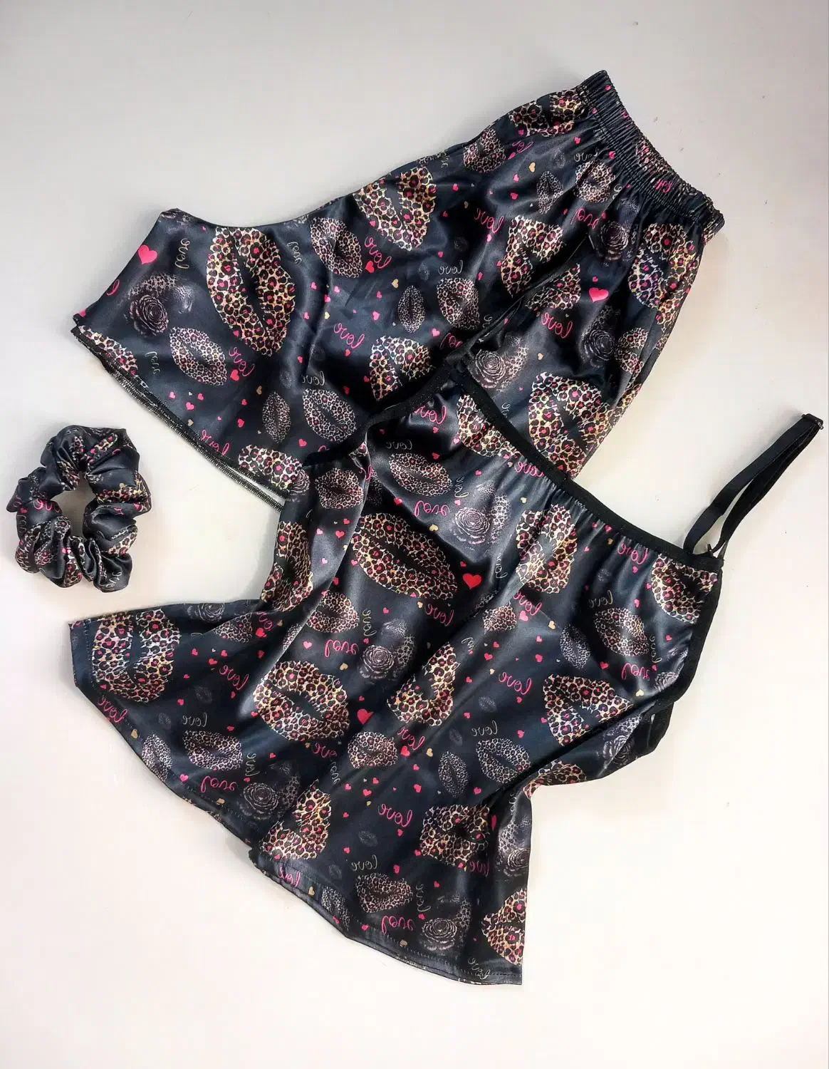 سه تیکه ساتن|لباس|شیراز, هفت تنان|دیوار