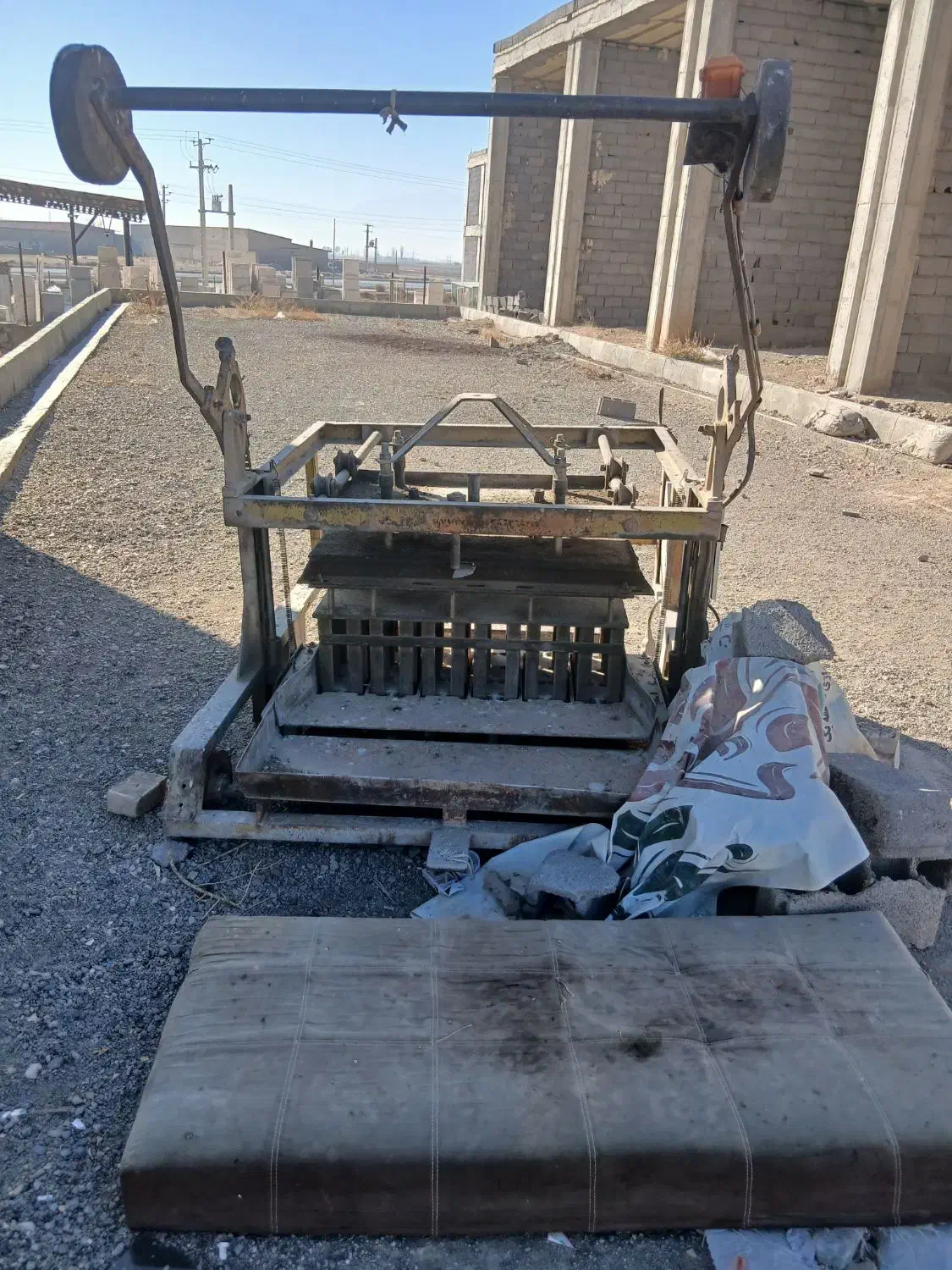 بلوک زن با فرقان|ماشین‌آلات صنعتی|لالجین, |دیوار